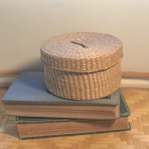 SOLDVintage small wicker basket with lid